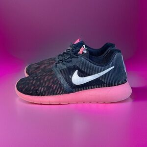 Nike Roshe Run Black & Pink Women’s Running Shoes